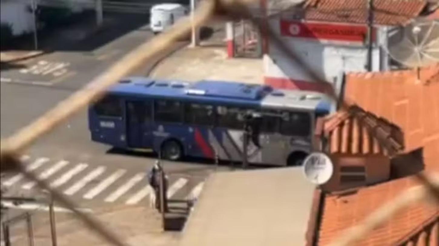 Homem é atropelado por ônibus metropolitano em Sumaré e levado à UPA