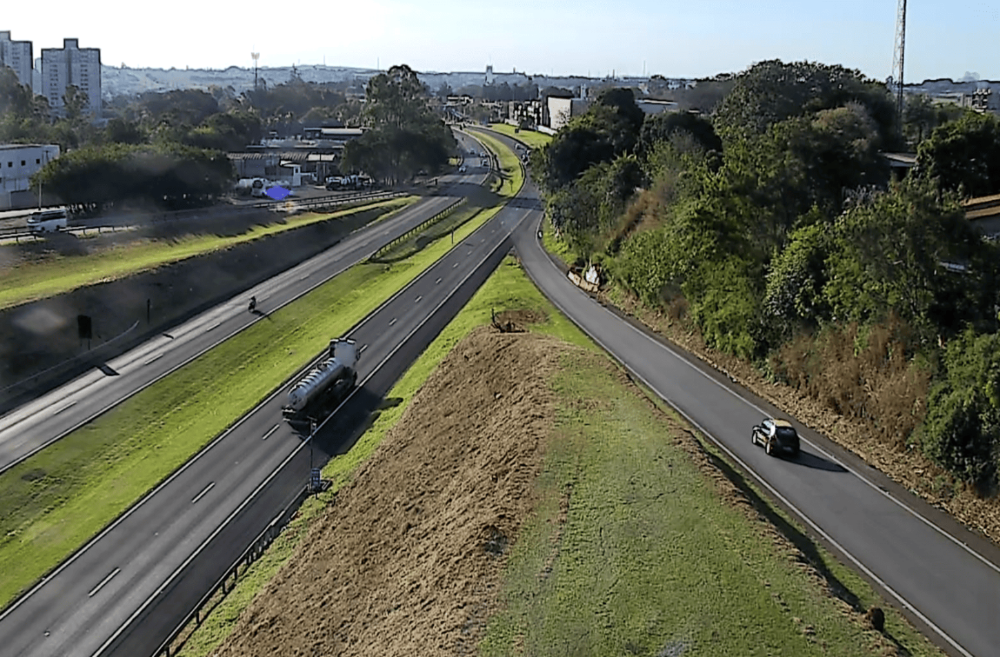 Obras de contenção interditam alça do Trevo do Metropolitan na SP-332 em Paulínia