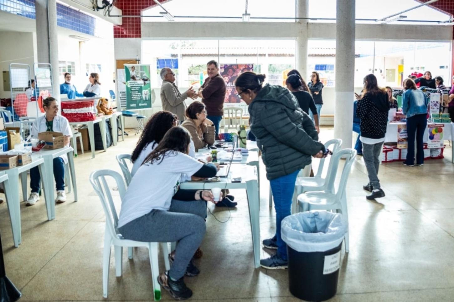 Prefeitura nos Bairros leva vacinação, empregos e feira de adoção à Escola Prof. Simone em Paulínia
