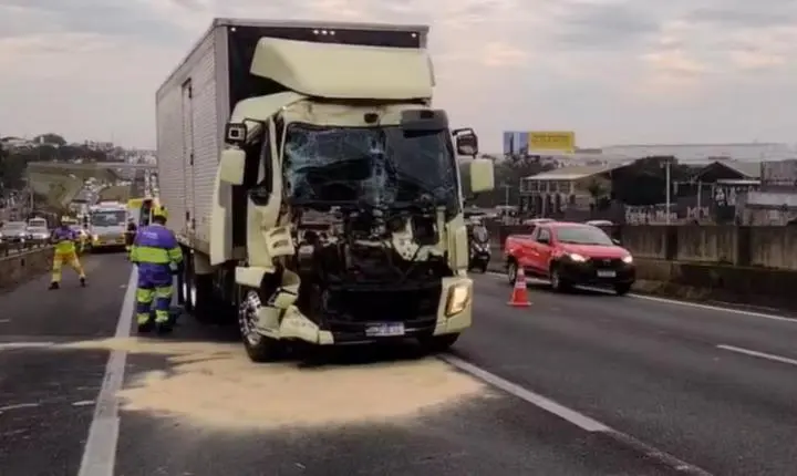Batida entre dois caminhões deixa dois feridos e interdita a Rodovia Anhanguera em Sumaré