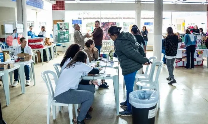Prefeitura nos Bairros leva vacinação, empregos e feira de adoção à Escola Prof. Simone em Paulínia