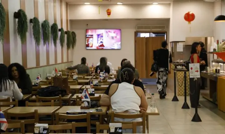 Serviços ocuparam 15,9 milhões e pagaram média de 2,2 mínimos em 2024